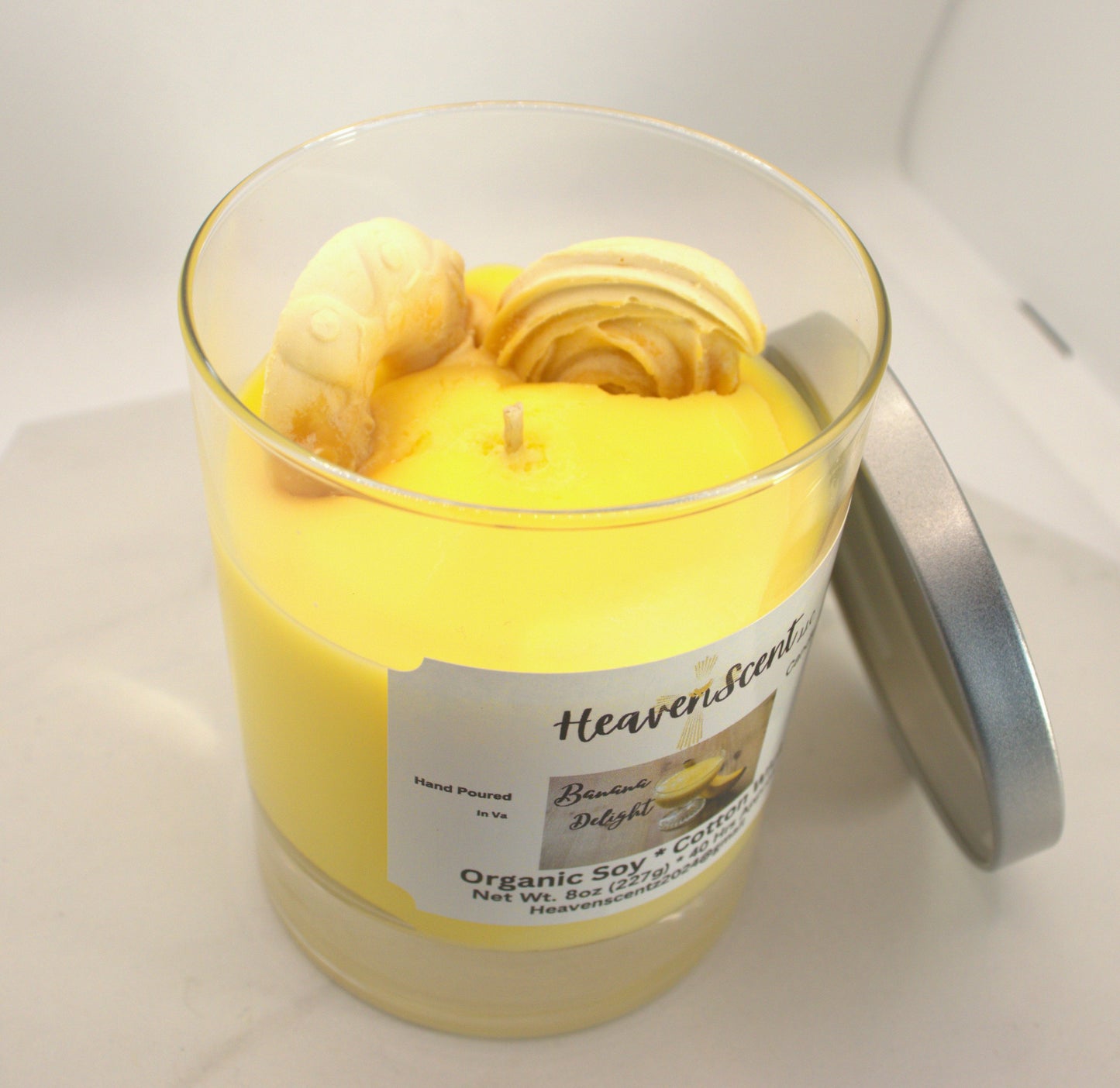8 oz Banana Delight Cookies in the middle Candle (Slightly strong to Strong fragrance)